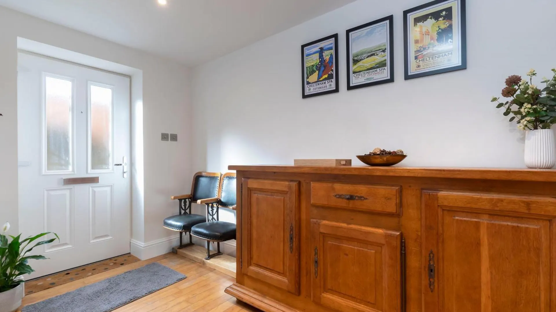 Charming Two Bedroom Apartment In Fairview Cheltenham