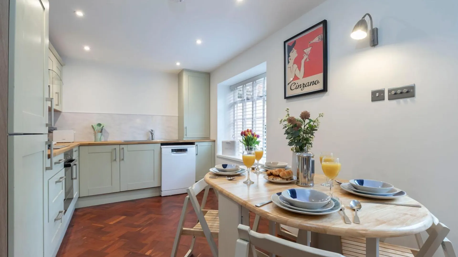 Charming Two Bedroom Apartment In Fairview Cheltenham