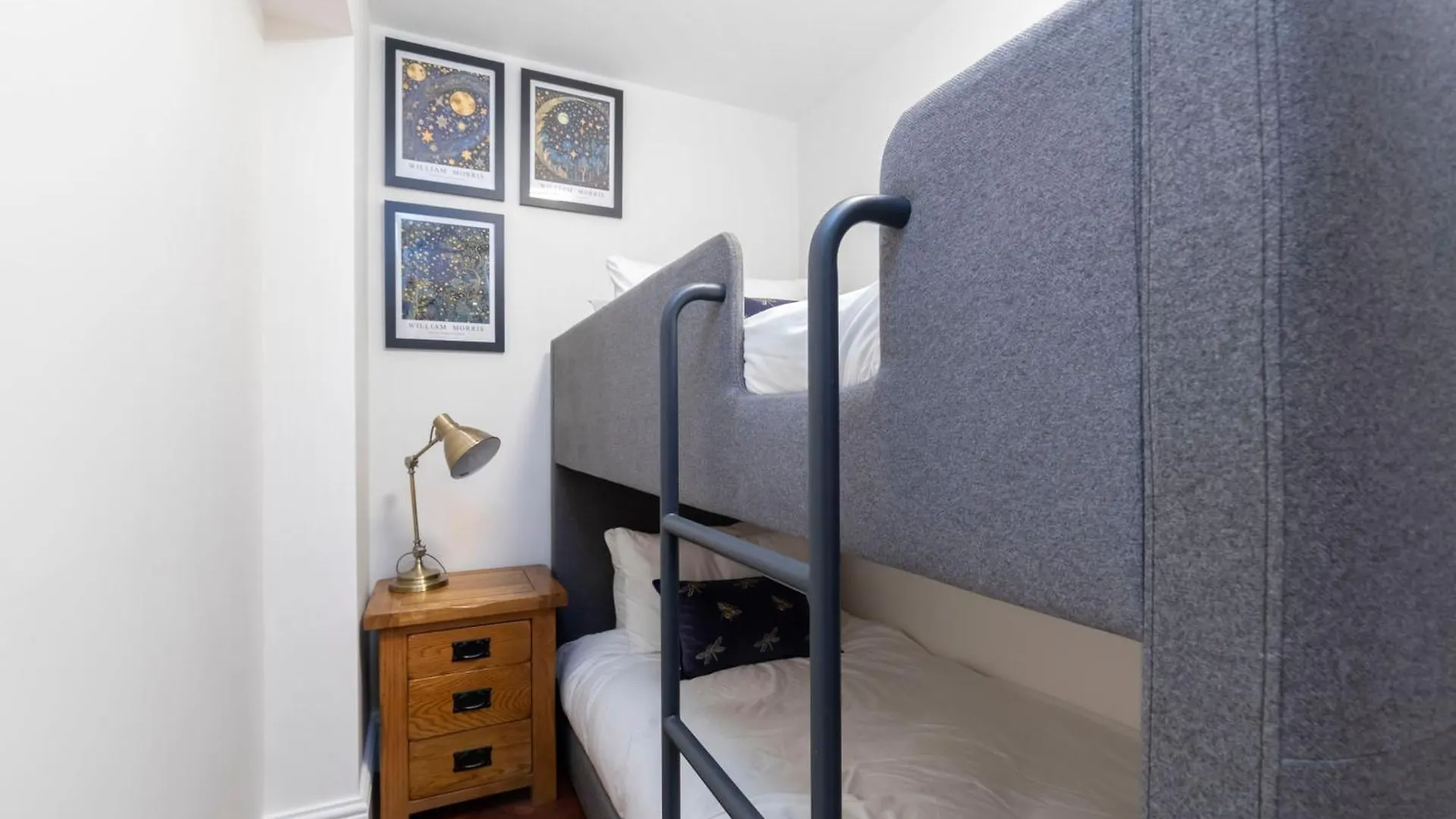 Charming Two Bedroom Apartment In Fairview Cheltenham