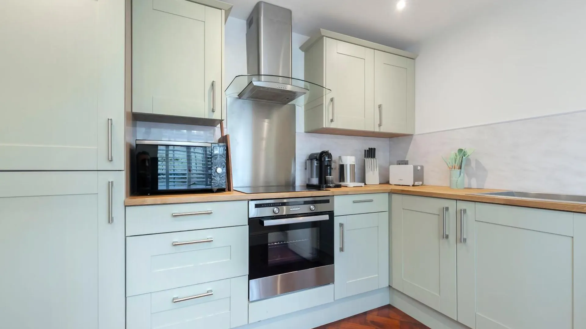 Charming Two Bedroom Apartment In Fairview Cheltenham