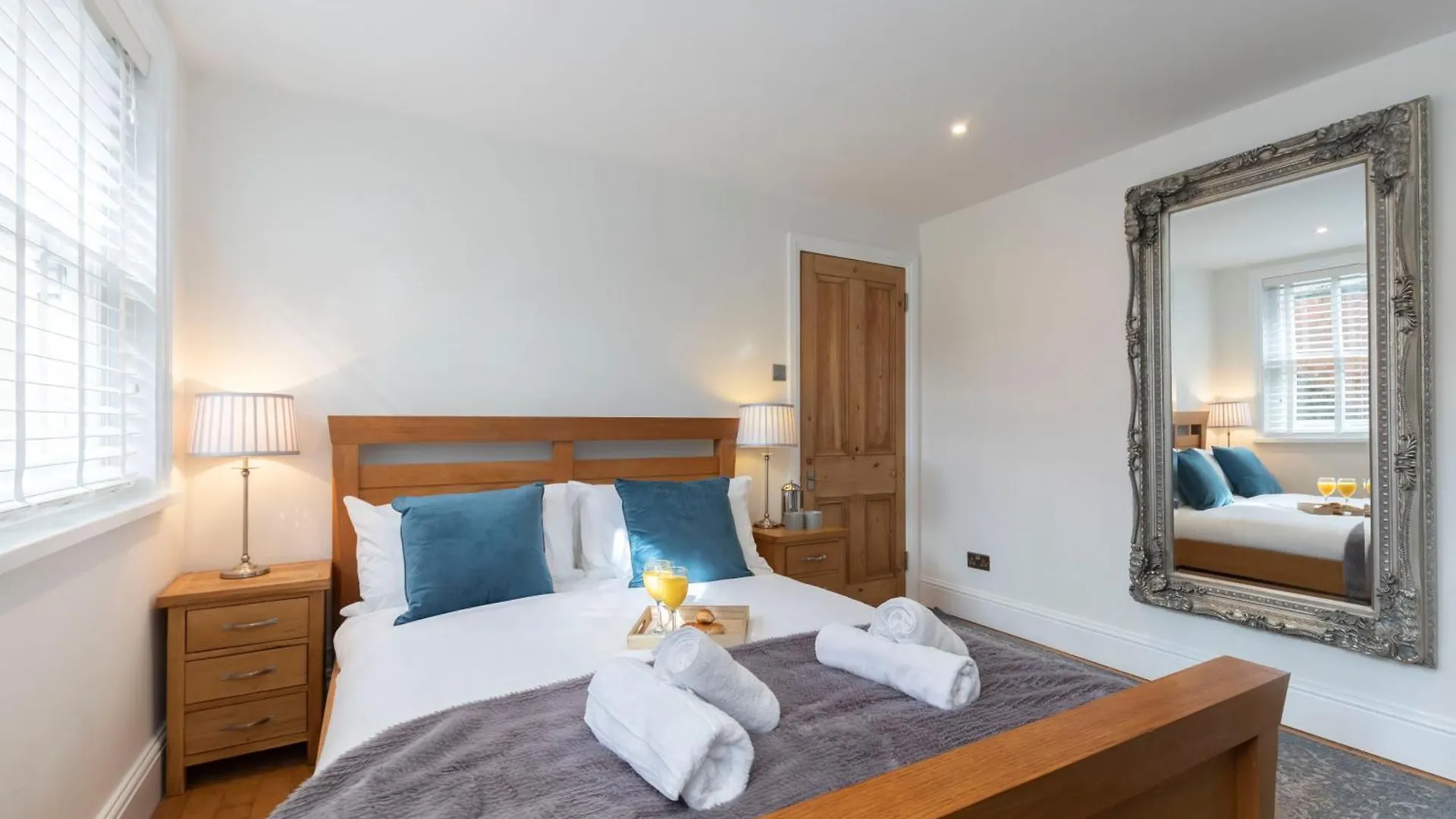 Charming Two Bedroom Apartment In Fairview Cheltenham