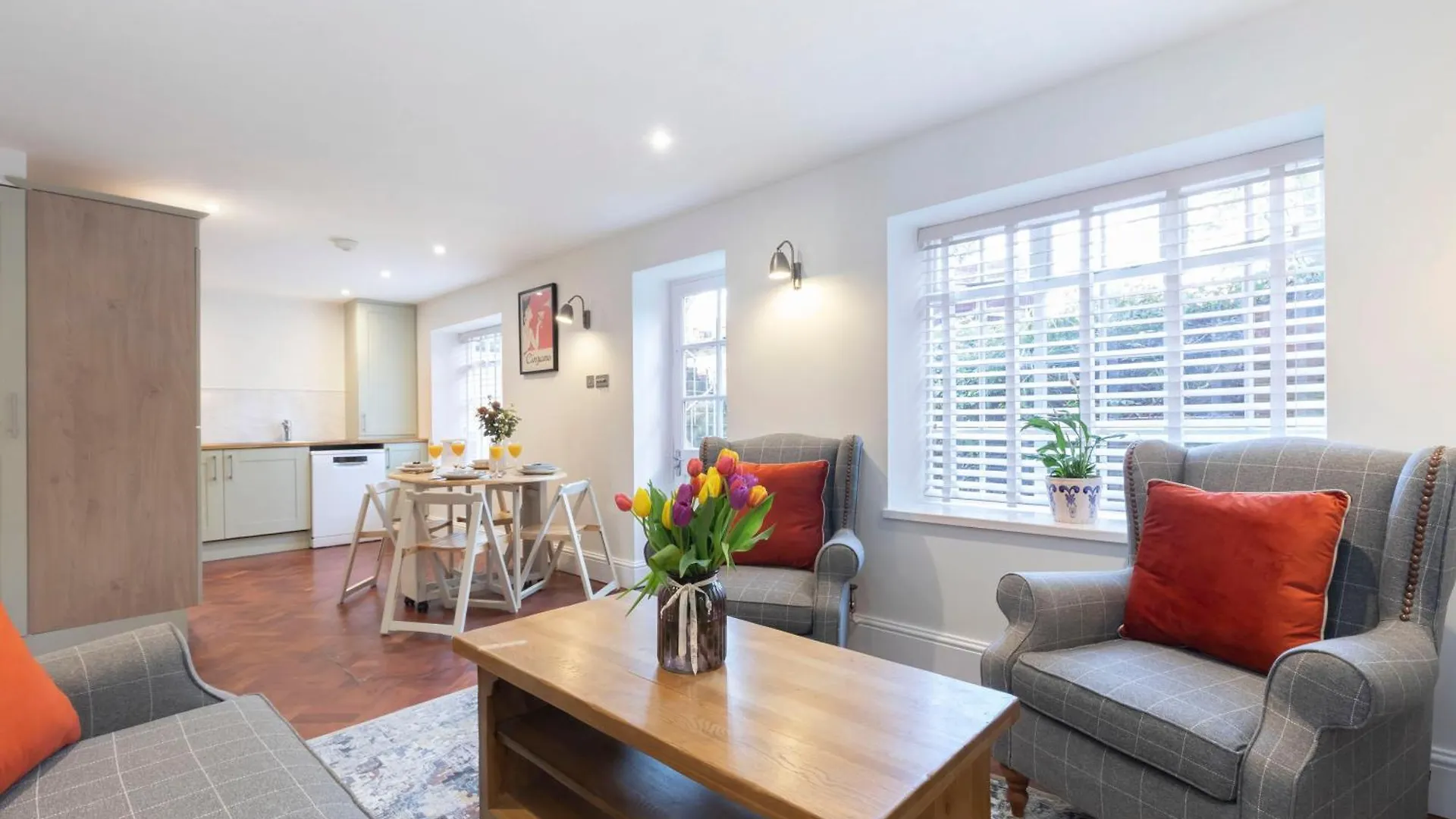 Charming Two Bedroom Apartment In Fairview Cheltenham 0*,