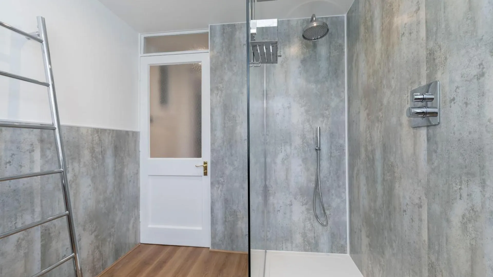 Charming Two Bedroom Apartment In Fairview Cheltenham